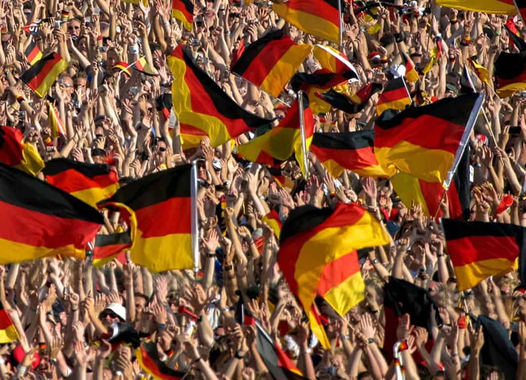 Alle Fanzonen wieder geöffnet – Altstadt und Deutzer Brücke für Pkw-Verkehr gesperrt